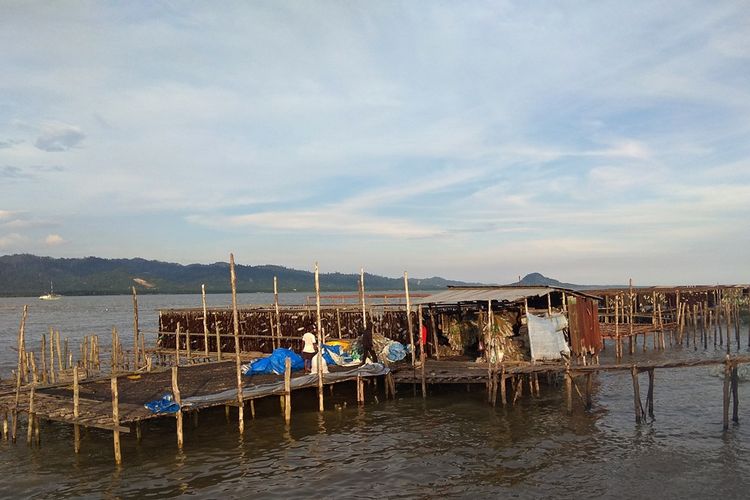 Warga Desa Liang Bunyu di Kecamatan Sebatik, Kabupaten Nunukan, Kalimantan Utara, mengeluhkan pungutan tak resmi penggunaan lahan pantai untuk membuat jemuran rumput laut oleh RT setempat, Selasa (17/7/2018). 