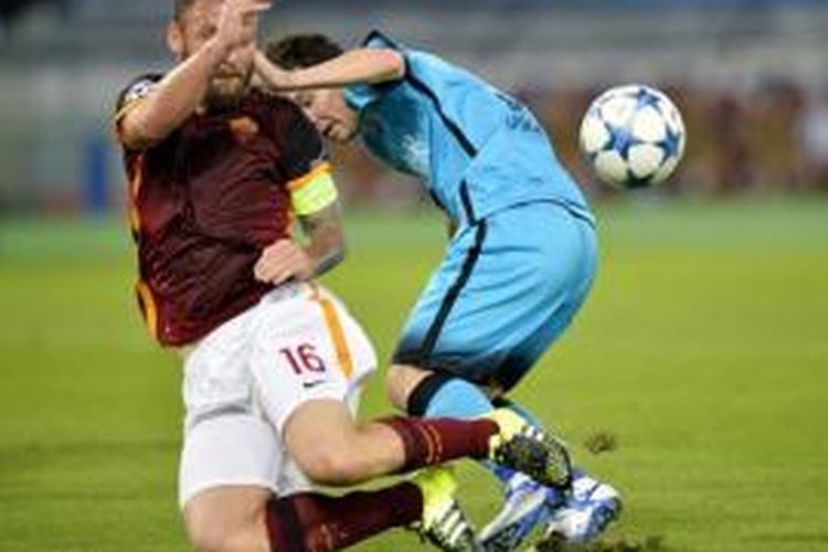 Daniele De Rossi (kiri) dan Lionel Messi berduel saat AS Roma bersua Barcelona pada partai fase grup Liga Champions, Rabu waktu setempat atau Kamis (17/9/2015) dini hari WIB