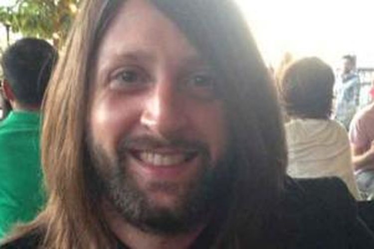 Manajer grup band asal California, Eagles of Death Metal, Nick Alexander (36) tewas dalam serangan teroris yang terjadi saat band tersebut manggung pada Jumat (13/11/2015)