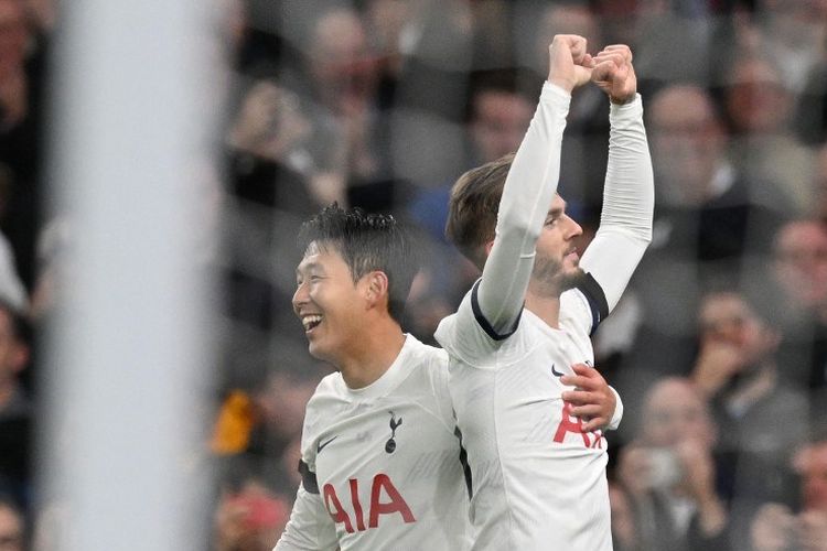 Selebrasi gol James Maddison bersama Son Heung-min dalam laga pekan kesembilan Liga Inggris 2023-2024 antara Tottenham vs Fulham di Tottenham Hotspur Stadium, 23 Oktober 2023. (Photo by Glyn KIRK / AFP)