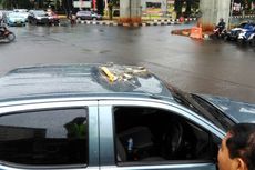Atap Mobil Dinas Polisi Penyok Tertimpa Pecahan Beton Koridor 13