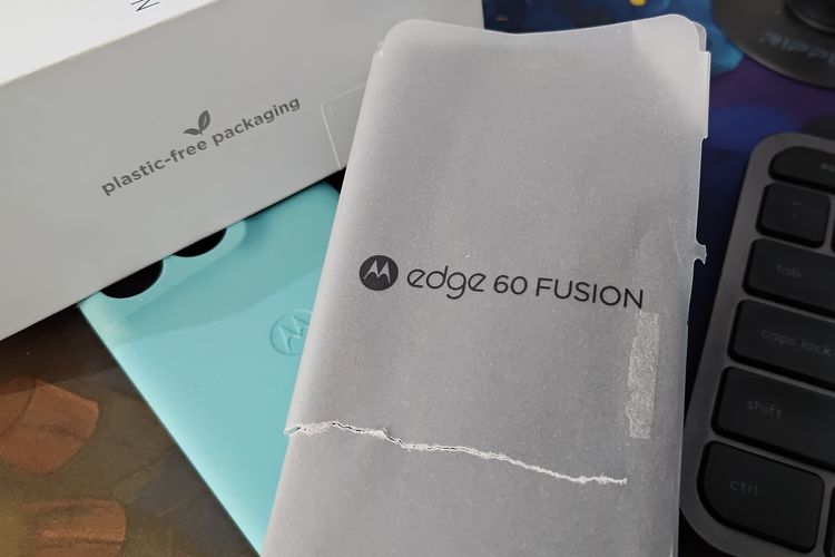 Lembaran yang membalut unit ponsel Motorola Edge 60 Fusion dalam kotak kemasannya tidak menggunakan plastik, melainkan kertas yang menyerupai plastik. 