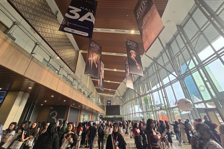 Suasana Hall 3 di ICE BSD yang dipenuhi dengan banner dan dekorasi grup band EnHypen