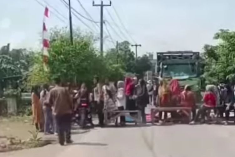 Tangkapan layar video warga Citaman Blokir Jalan Loji Karawang karena Persoalan Ganti Rugi Lahan Tol Japek Selatan, Rabu (21/12/2022).