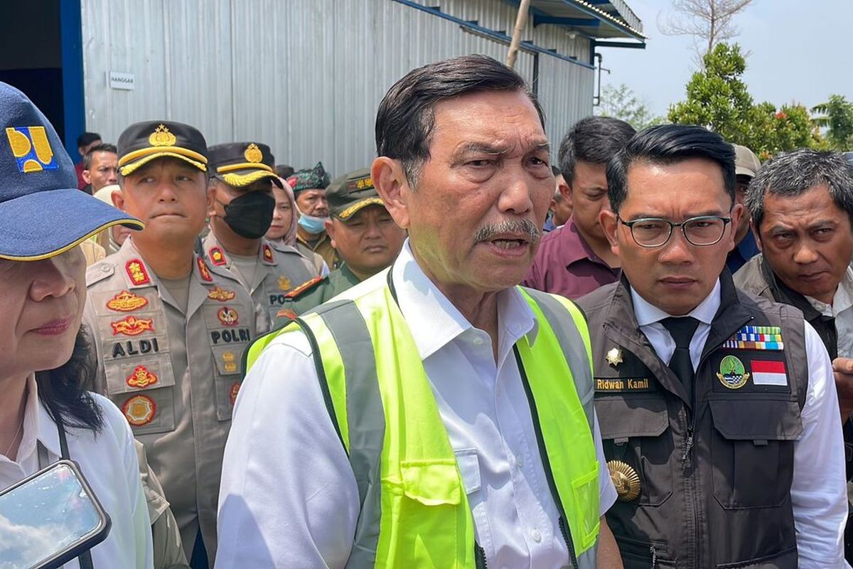 Menko Marves Luhut Binsar Pandjaitan saat mendatangi TPST Cicukanng - OXBOW, Kabupaten Bandung, Jawa Barat, pada Selasa (29/8/2023)