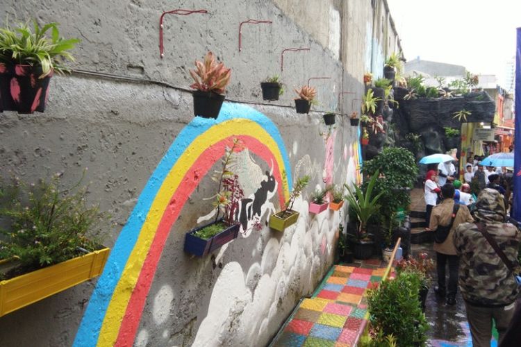 Dinding gang dicat pelangi di Kampung Cibunut RW 07, Kelurahan Kebon Pisang, Kecamatan Sumur Bandung. 
