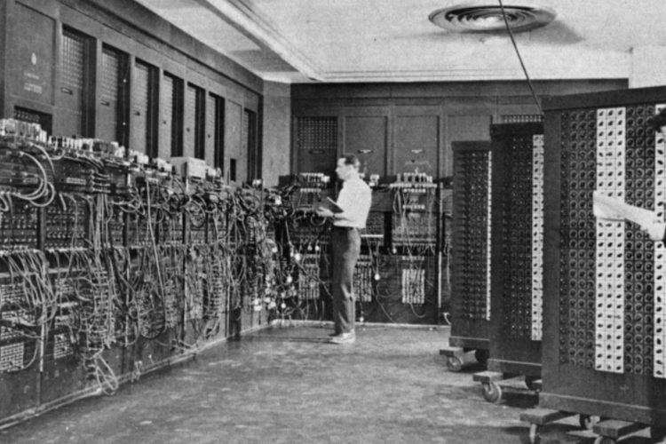 ENIAC (Electronic Numerical Integrator And Computer) di Philadelphia, Pennsylvania. Glen Beck (latar belakang) dan Betty Snyder (latar depan) memprogram ENIAC di gedung 328 di Ballistic Research Laboratory (BRL).