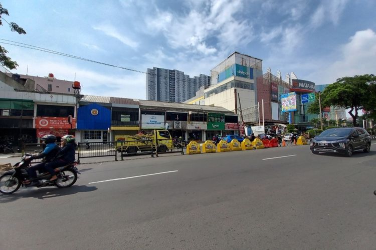 Kondisi puteran balik di dekat Toyota Jalan Raya Margonda yang ditutup.