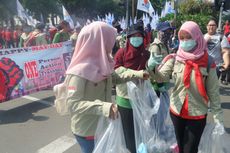 Sejumlah Buruh Lakukan Aksi Pungut Sampah Saat Aksi May Day 2017