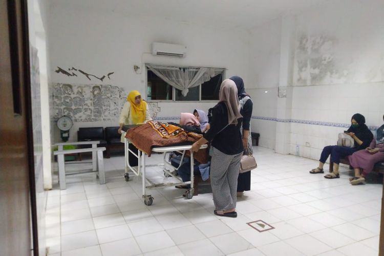 Keluarga Yusuf saat berada di ruang jenazah di RSUD Abdul Wahab Syaharie, Minggu (8/12/2018) malam. 