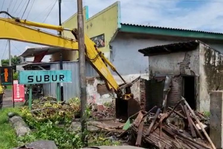 Bangunan yang menyumbat saluran di Kecamatan Tongas, Probolinggo.