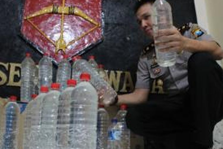 Ilustrasi: barang bukti sisa botol yang disita polisi sisa dari pesta miras.