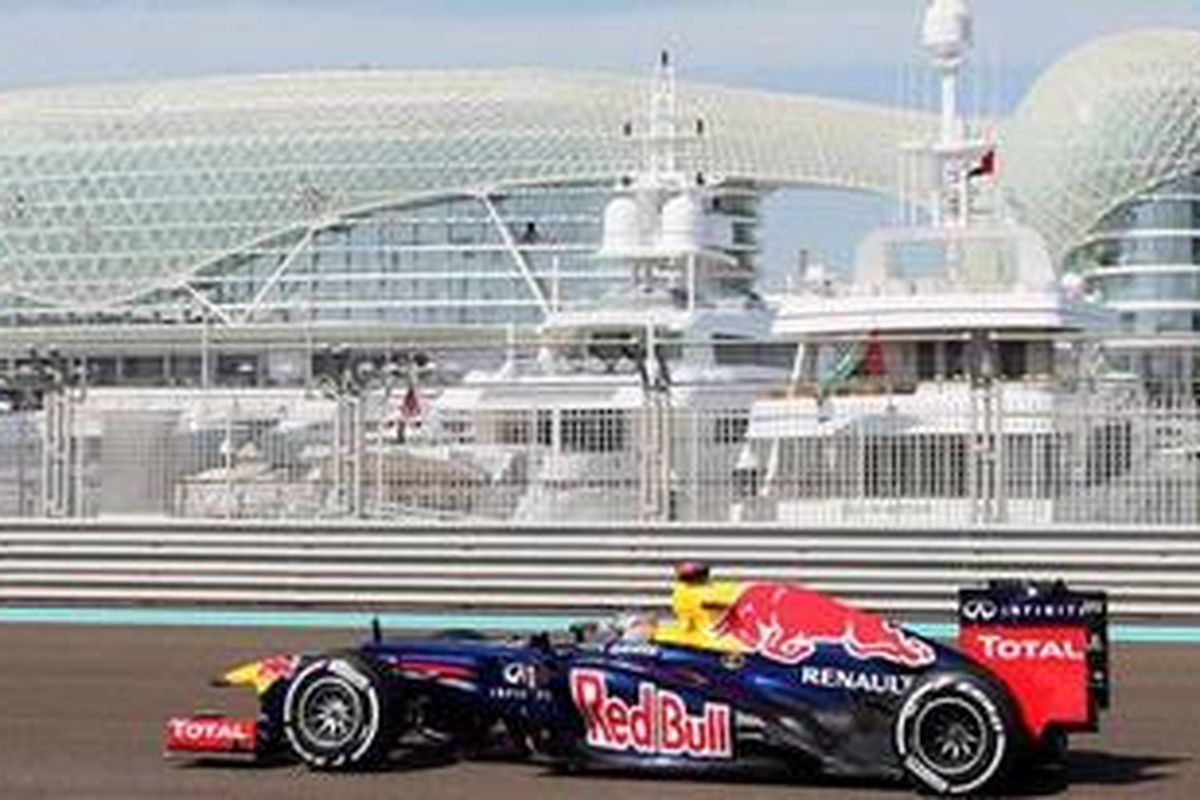 Pebalap Red Bull Racing, Sebastian Vettel, melintasi Sirkuit Yas Marina pada latihan bebas GP Abu Dhabi, Jumat (2/11/2012).