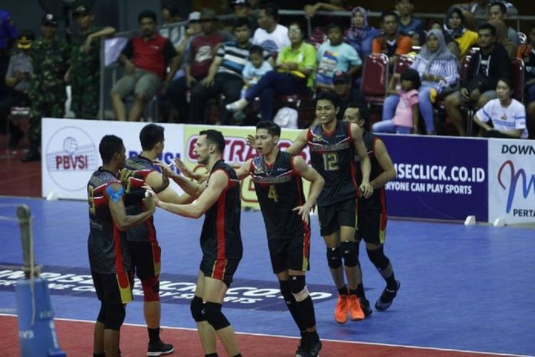 Tim bola voli putra Palembang Bank SumselBabel bersiap menjalani pertandingan Final Four Proliga 2019 melawan Surabaya Bhayangkara Samator di GOR Joyoboyo, Kediri, Sabtu (9/2/2019).