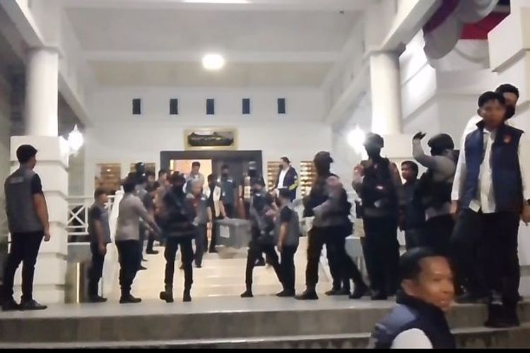 Geledah Kantor dan Rujab Bupati Gowa Terkait Dugaan Korupsi PBG, Polisi Sita 5 Box Dokumen