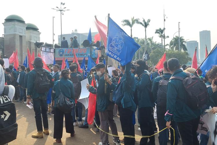 Tiba di Gedung DPR, Mahasiswa ITB: Selamat Sore Wakil Rakyat yang Tidak Mewakili Rakyat