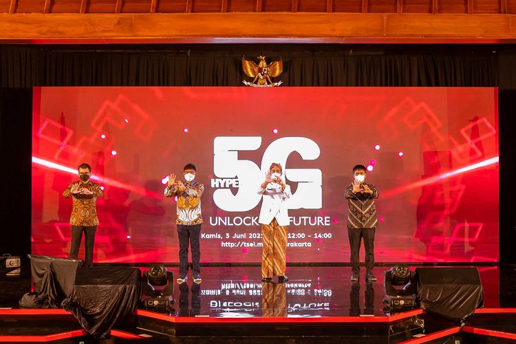 El comisionado presidencial de Telecomcell, Vishnudama Kusupandio, el ministro de Comunicaciones e Información, Johnny G, en el lanzamiento de los servicios 5G en el Ayuntamiento de Surakarta.  Blade, el alcalde de Surakarta, Zibran Ragabooming, y el presidente de Telecomcell, Henry Mulya Siam