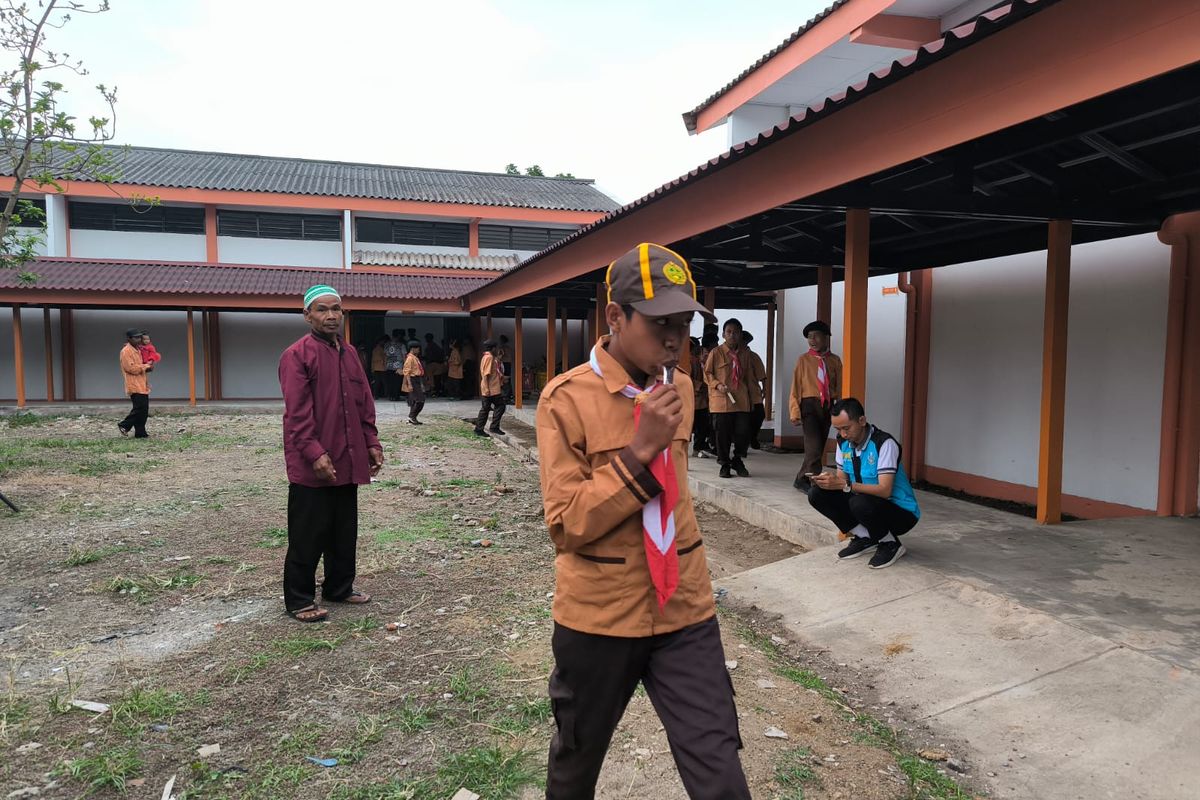 Wajah haru Nejo, warga Desa Sumbersalak Kecamatan Ledokombo Kabupaten Jember melepas putra sulungnya di Sekolah Rakyat, Jum'at (15/8/2025).
