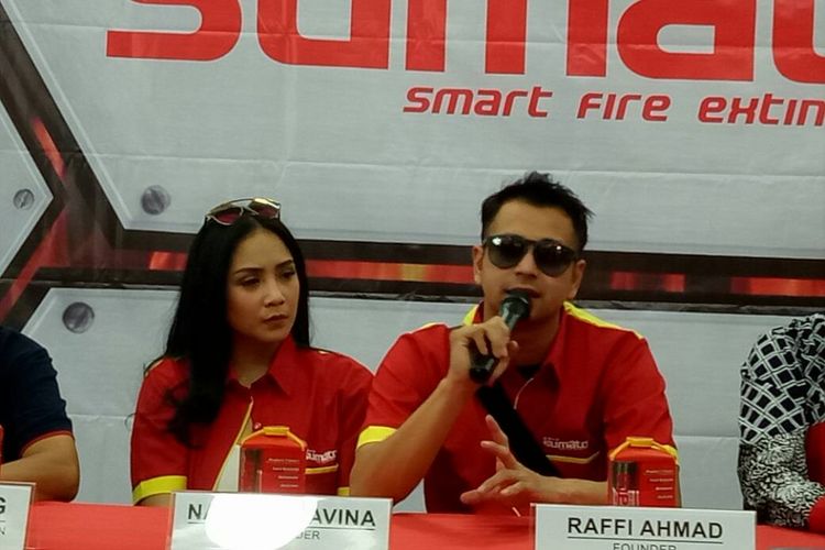 Raffi Ahmad dan Nagita Slavina diabadikan pada jumpa pers peluncuran Sumato, Smart Fire Extinguisher di kawasan Lebak Bulus, Jakarta Selatan, Minggu (4/6/2017).