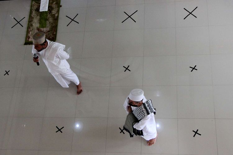 Panitia pelaksana salat idul Fitri di Masjid Khairul Huda, Lingkungan irigasi, Kelurahan Taman Sari, kecamatan Ampenan Kota Mataram, Minggu (24/5/020) mengingatkan jemaah untuk mengenakan masker dan jaga jarak, sebelum melaksanakan salat idul Fitri. Salat Ied berlangsung hikmad, meskipun warga harus menjalankan protokol kesehatan untuk mencegah penyebaran Covid-19.