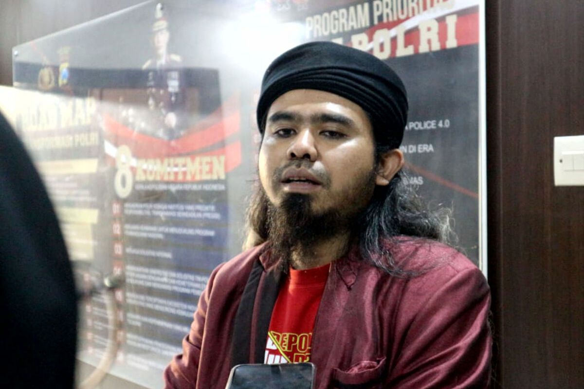 Gus Samsudin menjawab pertanyaan wartawan di Kantor Polres Blitar usai mengikuti mediasi pada Selasa (2/8/2022) malam