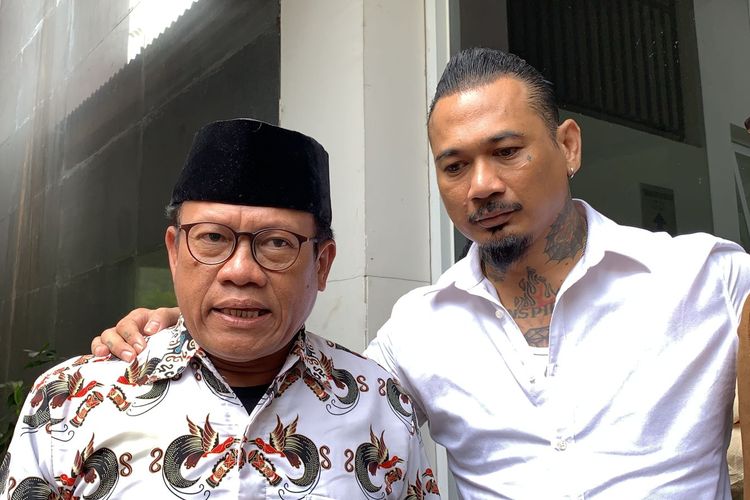 Jerinx SID didampingi kuasa hukumnya, Sugeng Teguh Santoso, menghadiri sidang lanjutan perkara pengancaman terhadap Adam Deni di Pengadilan Negeri (PN) Jakarta Pusat, Senin (7/2/2022). 