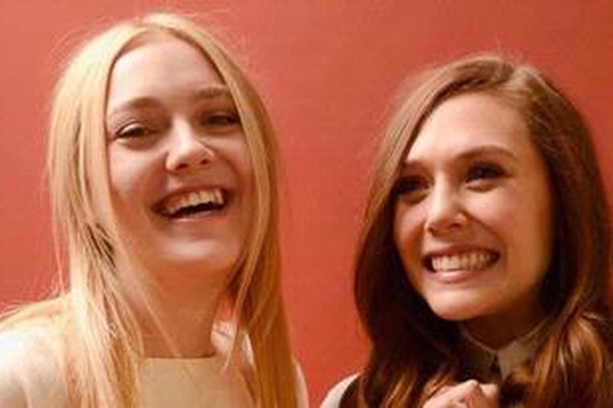 Dua aktris, Dakota Fanning (kiri) dan Elizabeth Olsen bergambar ketika hadir dalam Sundance Film Festival 2013 di  Getty Images Portrait Studio, Village At The Lift, Park City (Utah, AS), 23 Januari 2013 waktu setempat.