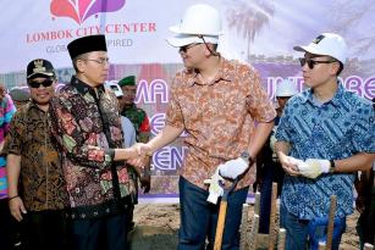 Tampak dalam gambar, Chief Operational Officer, The BlackSteel Group, Isaac Bliss Tanihaha (tengah) berjabat tangan dengan Gubernur Nusa Tenggara Barat, Tuan Guru H. Muhammad Zainal Majdi MA (kiri), didampingi Chief Executive Officer The BlackSteel Group, Michael Riady (kanan) sesaat setelah prosesi peletakan batu pertama pembangunan 'Lombok City Center', Sabtu (24/5/2014).