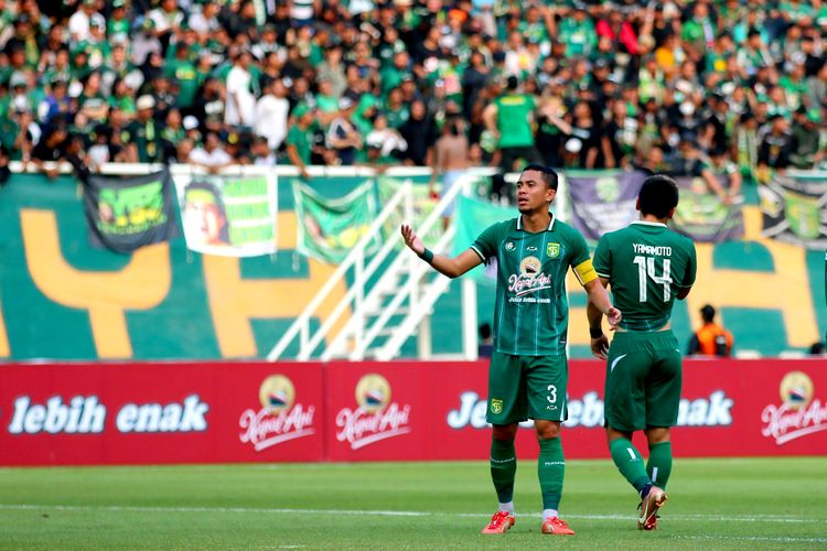Pemain Persebaya Surabaya Reva Adi Utama saat pertandingan ujicoba melawan Bali United untuk memperingati Hari Jadi ke-730 tahun Kota Surabaya yang berakhir dengan skor 3-1 di Stadion Gelora Bung Tomo Surabaya, Minggu (28/9/2023) sore.