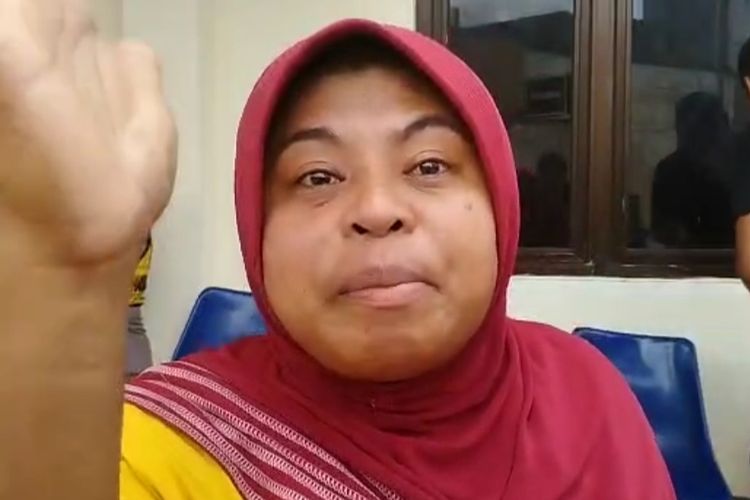 Zahra Ohorella (33) seorang pedagang kaki lima di Pasar Mardika Ambon malaporkan tetangganya ke polisi karena diduga telah menganiaya anaknya yang masih balita, Selasa (27/9/2022)