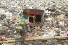 Ketika Anak-anak dan Kambing Bergelut dengan Sampah di Kampung Bengek
