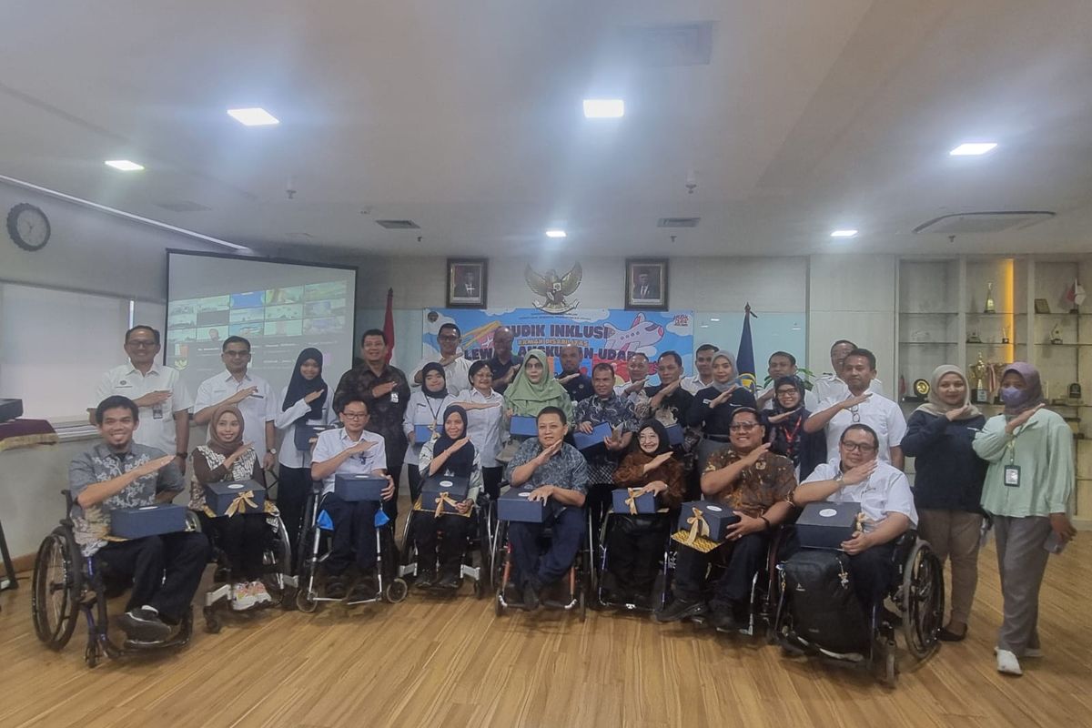 Direktur Jenderal Perhubungan Udara Kemenhub Maria Kristi Endah Murni bersama para peserta Mudik Inklusi Ramah Disabilitas saat acara pelepasan di kantornya, Jakarta, Kamis (4/4/2024).