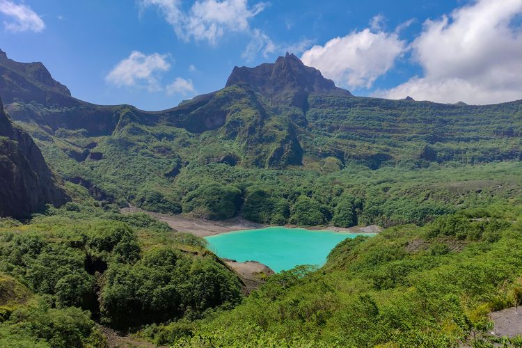 Kawah Gunung Kelud dari spot panorama pada Kamis (4/8/2022). Kawah Gunung Kelud merupakan salah satu spot wisata Gunung Kelud.