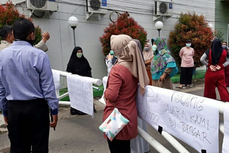 Warga Kompleks Bumi Indah Lestari, Banjarmasin, Kalsel, memblokir jalan menolak gedung BTIKP untuk dijadikan gedung karantina ODP, Selasa (14/4/2020).