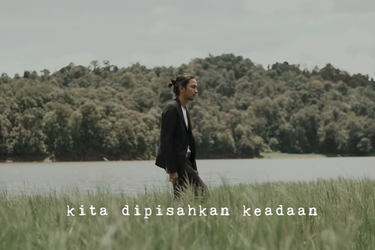 Fiersa Besari dalam video lirik lagu Melawan Hati