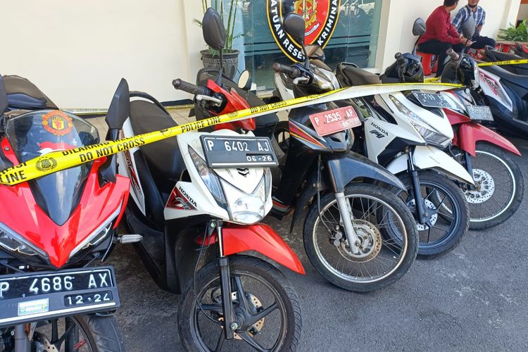 Sepeda motor plat merah yang ikut diamankan oleh Polres Bondowoso saat pengerebekan judi sabung ayam