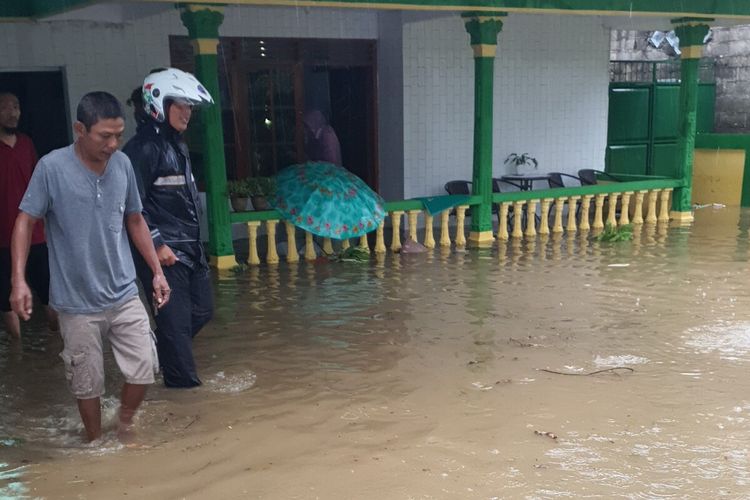 Rumah terendam Banjir genangan di Kalurahan Bandung, Playen, Gunungkidul. Minggu (12/2/2023)