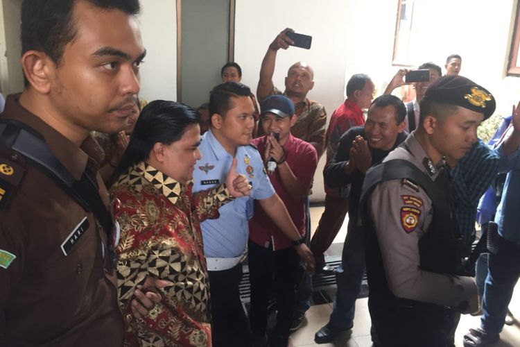 Terdakwa Dimas Kanjeng dikawal menuju ruang sidang Pengadilan Negeri Surabaya, Rabu (12/9/2018). 