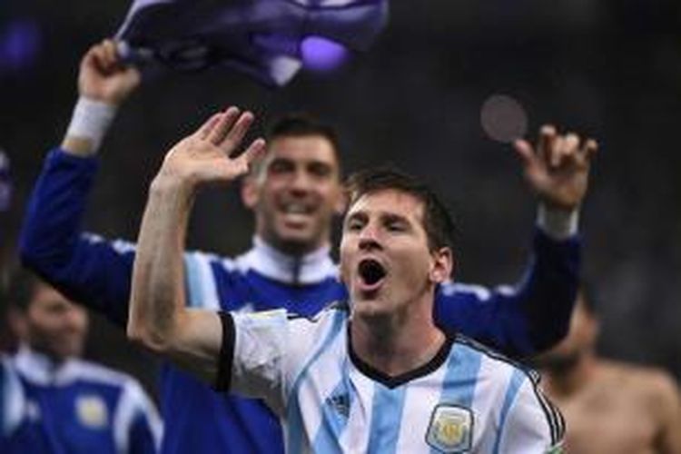 Pemain Argentina Lionel Messi berselebrasi setelah memenangkan adu penalti melawan Belanda di laga semifinal Piala Dunia 2014, di Corinthians Arena, Sao Paulo, Brasil, 9 Juli 2014. Argentina menang dalam adu penalti dengan skor 4-2.