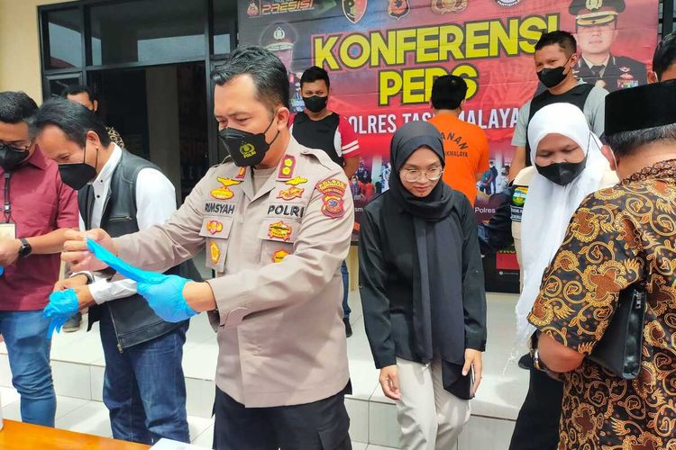 Kepala Polres Tasikmalaya AKBP Rimsyahtono menunjukkan tersangka dan barang bukti kasus pencabulan yang dilakukan guru pesantren terhadap para santriwati, Kamis (16/12/2021).