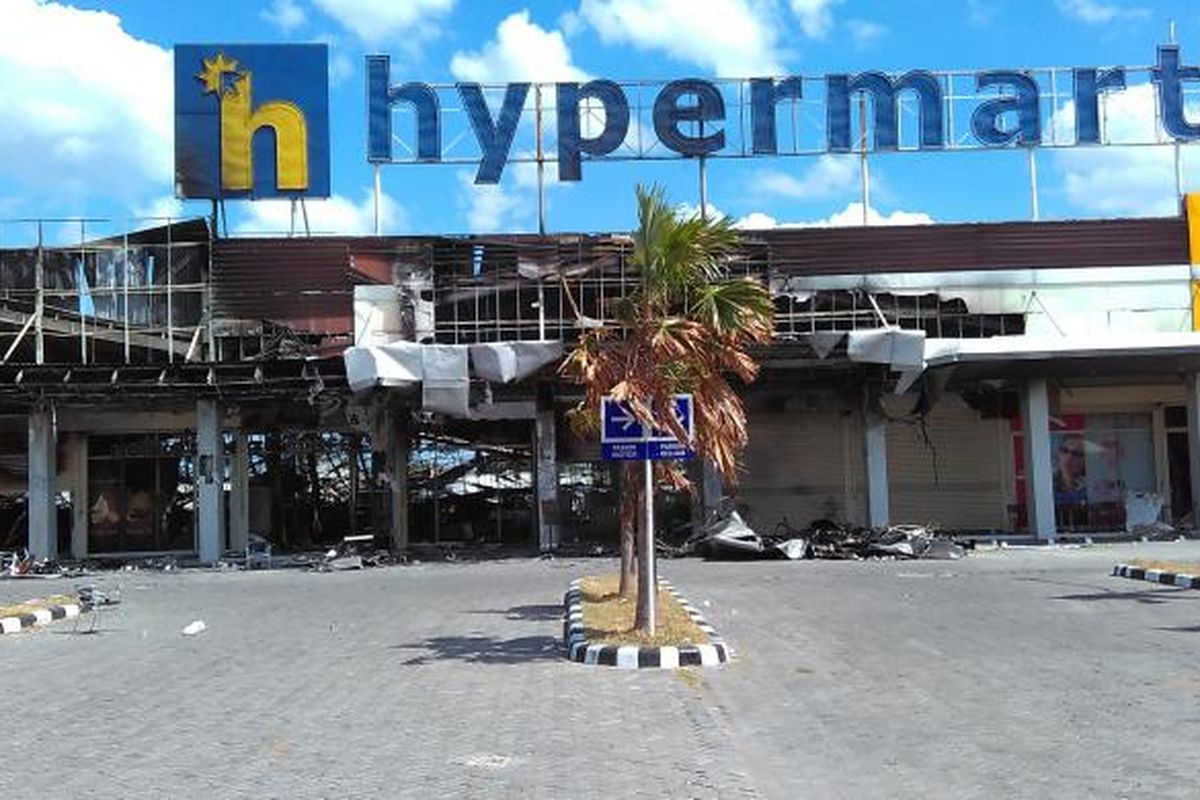 Hypermart di Kota Mataram setelah terbakar.