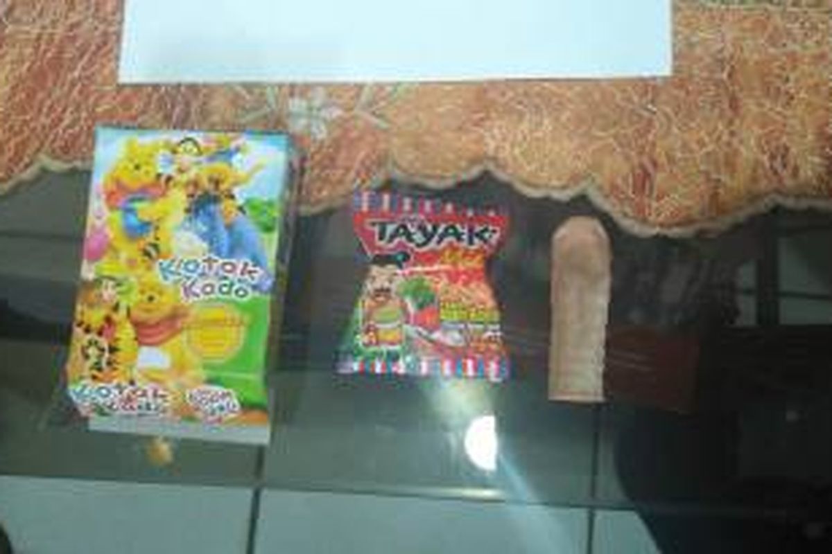 Jajanan bernama Kotak Kado yang berisi benda menyerupai alat kontrasepsi kondom ditemukan di Pekayon, Bekasi Selatan. 