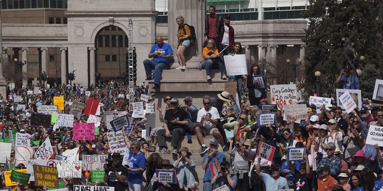 Ribuan orang berpartisipasi selama March for Our Lives di Civic Center Park pada 24 Maret 2018 di Denver, Colorado, Amerika Serikat. (AFP/Shannon Finney)