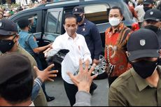 Setelah Resmikan Pasar Johar Semarang, Jokowi Bagikan Kaos Oblong Hitam ke Warga