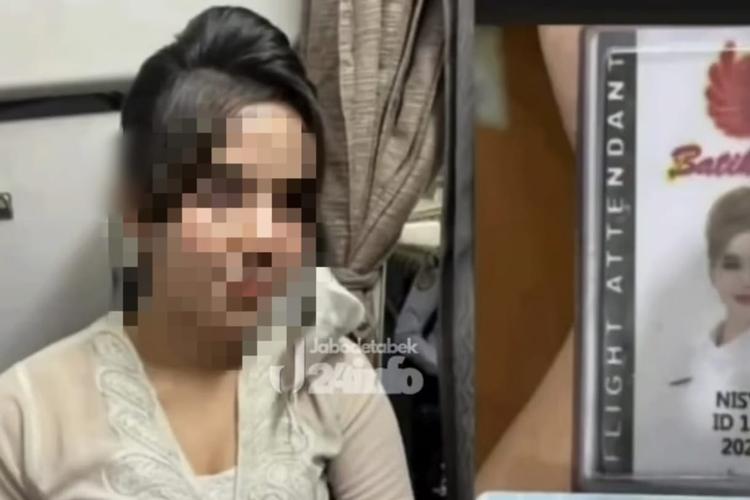 Seorang wanita memakai seragam pramugari palsu di maskapai Batik Air saat di Bandara Soekarno-Hatta, Kota Tangerang. 7 Fakta Pramugari Gadungan Batik Air: Pakai Seragam Palsu dan Lolos Pemeriksaan