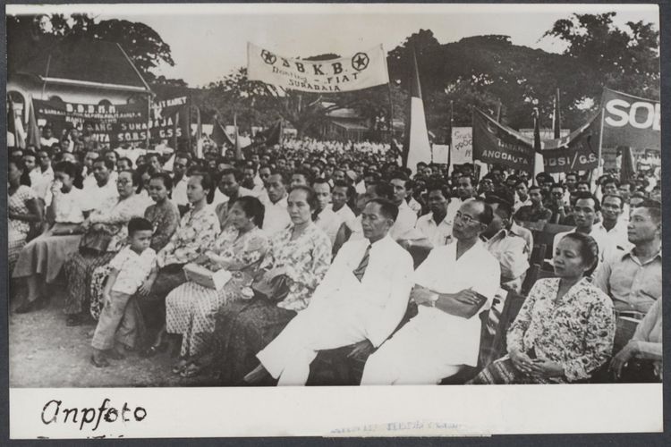 Terlihat Spanduk SOBSI dalam rapat Serikat Buruh Kiri  di Surabaya pada tahun 1964. 