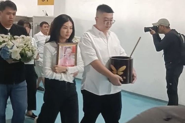 Kremasi Ayah Sarwendah, Diawali Acara Pedang Pora hingga Dilarung dengan Kapal Khusus