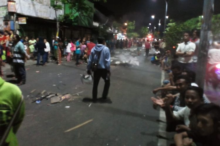 Penertiban yang dilakukan Satpol PP Kota Surabaya terhadap pedagang kaki lima di Jalan Kapasari atau Gembong, Surabaya, Senin (12/11/2018), berakhir ricuh.