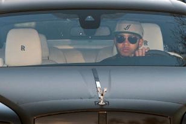 Memphis Depay datang ke Carrington, tempat latihan Manchester United, sambil mengendarai Rolls Royce, Rabu (23/12/2015). 