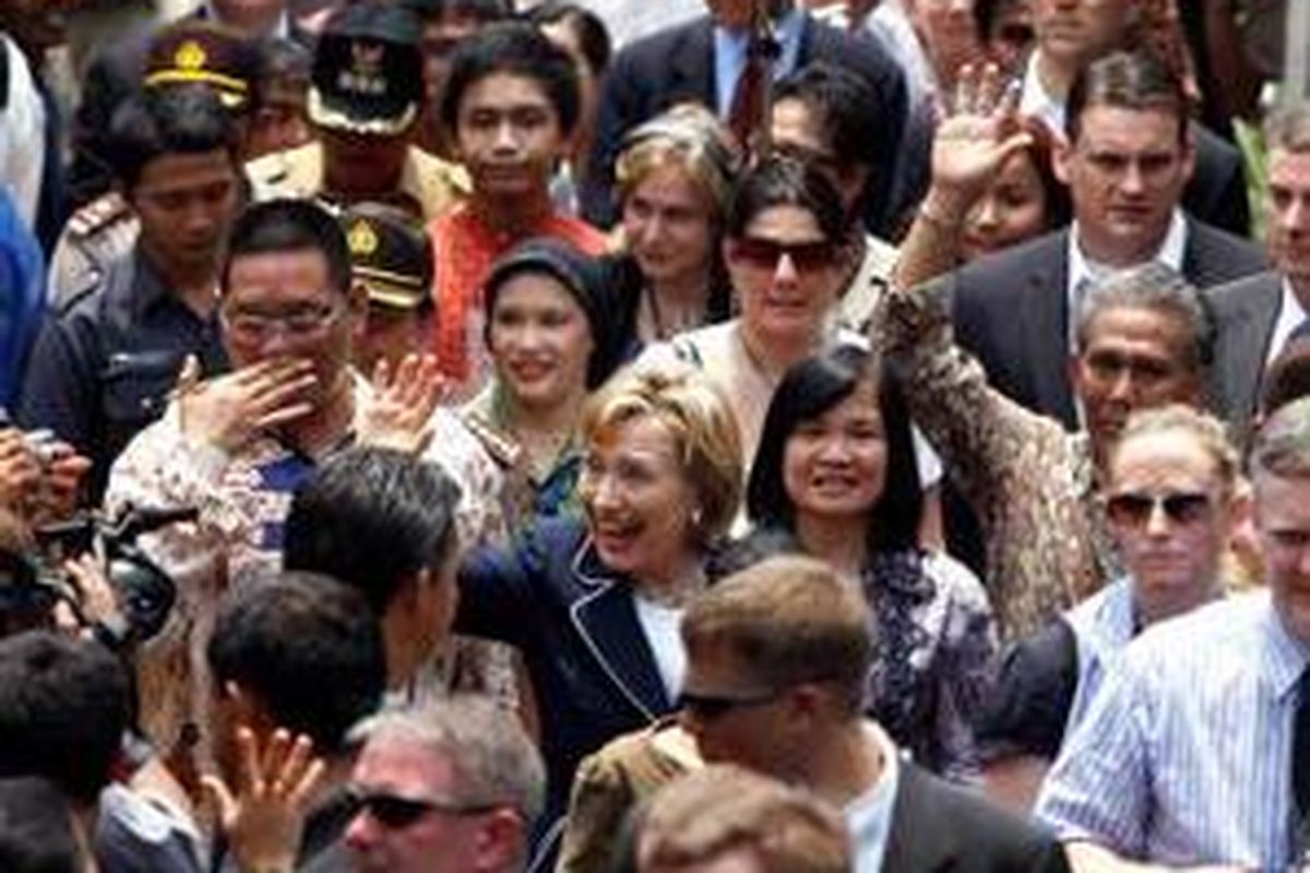 Menteri Luar Negeri AS Hillary Rodham Clinton melambaikan tangan kepada warga saat mengujungi MCK Plus-plus, Petojo Utara RW 08, Gambir Jakarta Pusat, Kamis (19/2). MCK Plus-plus dibangun atas biaya rakyat Amerika melalui USAID menghabiskan dana Rp 360 juta memiiki teknologi pemanfaatan limbah dan ramah terhadap lingkungan.